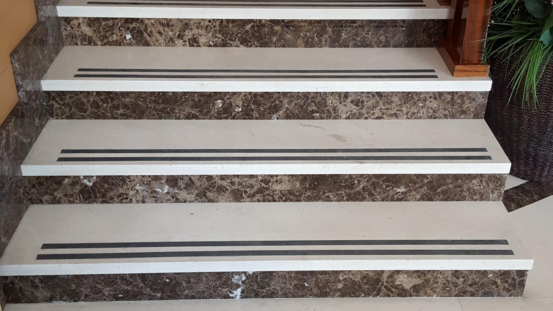Комбинированная мраморная лестница