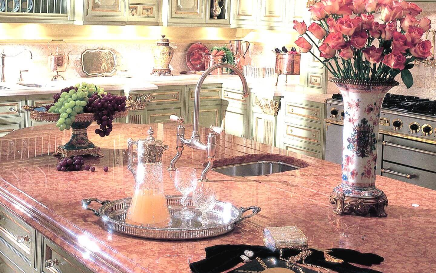 Столешница розовый камень. Розовая кухонная столешница. Столешница из розового мрамора. Мраморная розовая столешница. Розовая кухня с мраморной столешницей.